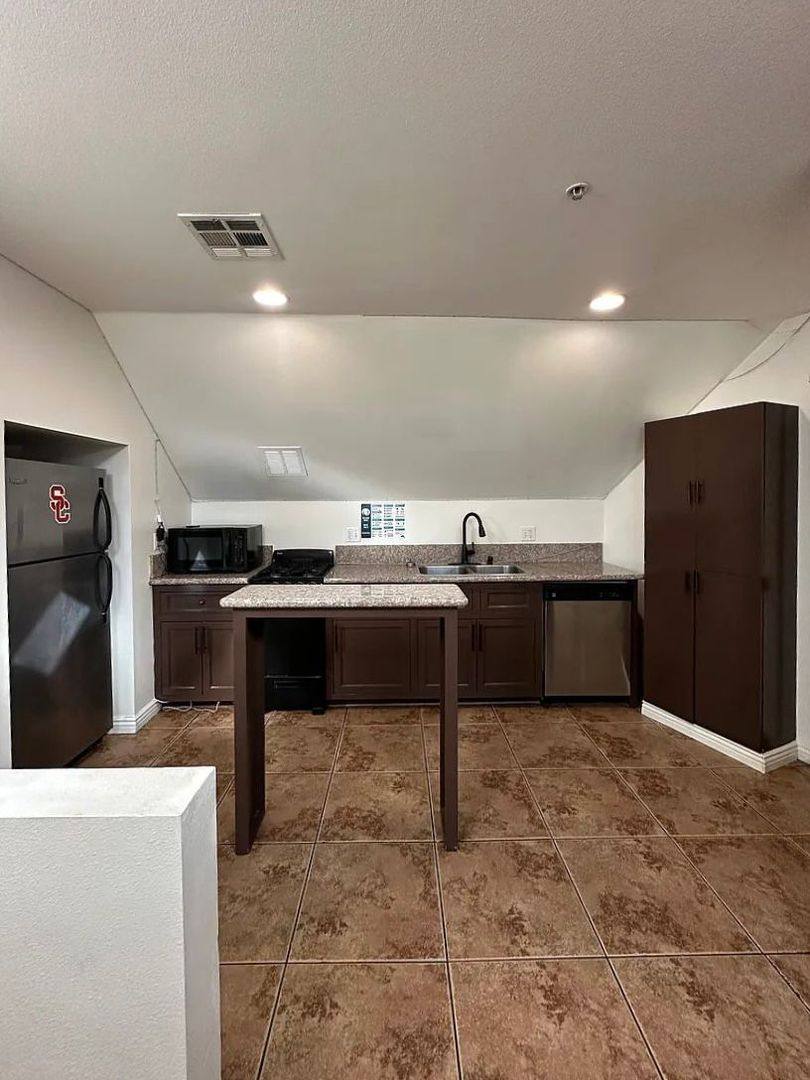 Apartment for rent at 2667-2673 Menlo Ave, Los Angeles, CA 90007