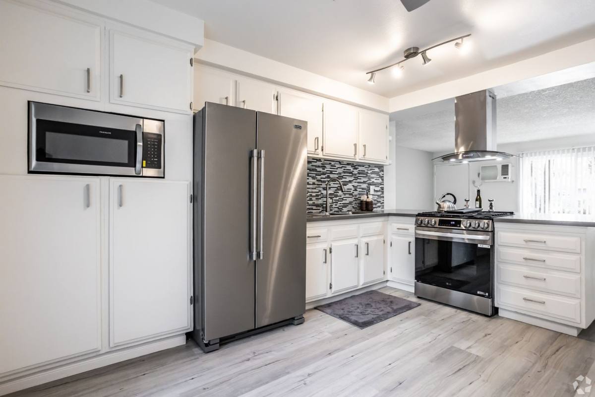 Apartment for rent at 18427 Studebaker Rd, Cerritos, CA 90703