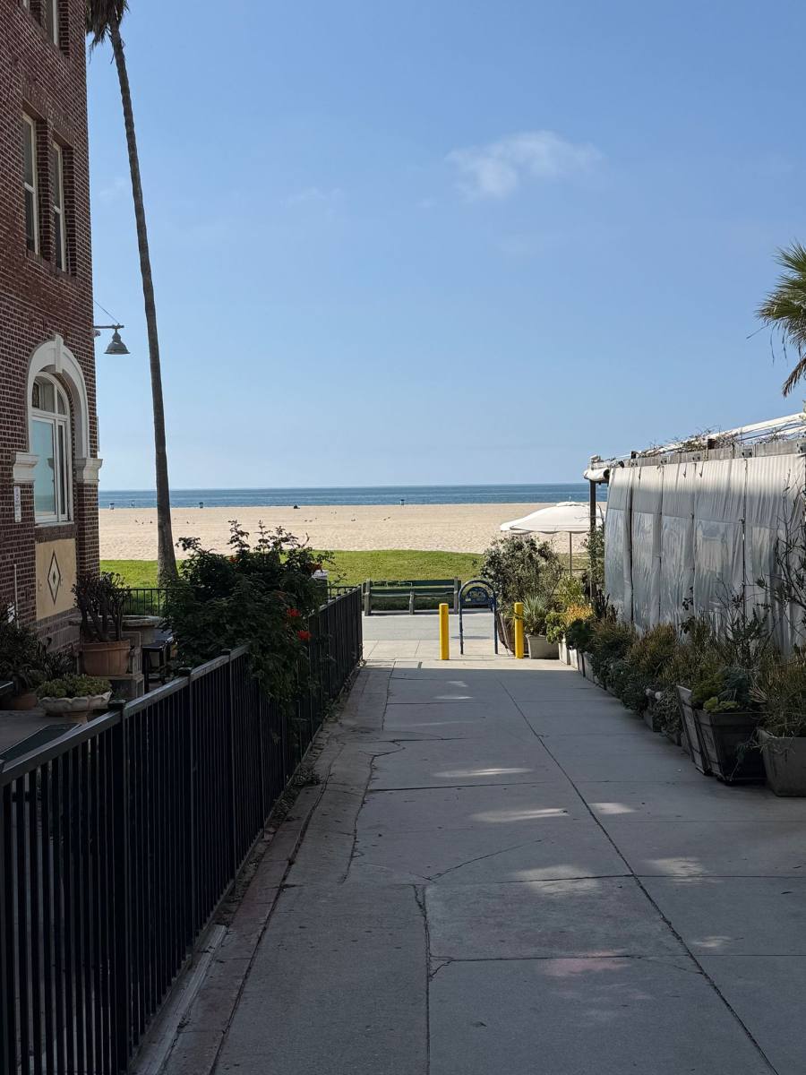 Apartment for rent at 15 Paloma Ave, Venice, CA 90291