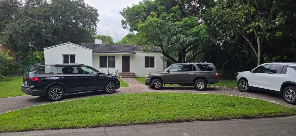 House for rent at 142 NW 98th St, Miami, FL 33150