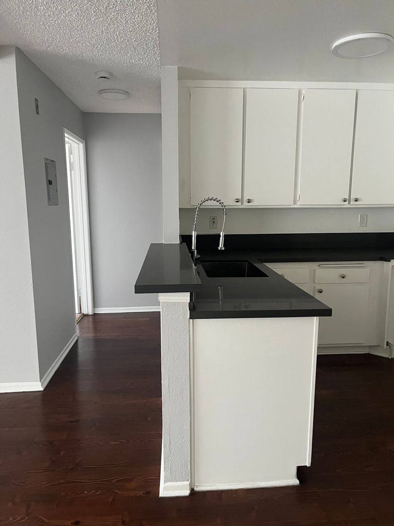 Apartment for rent at 7320 Hazeltine Ave, Van Nuys, CA 91405