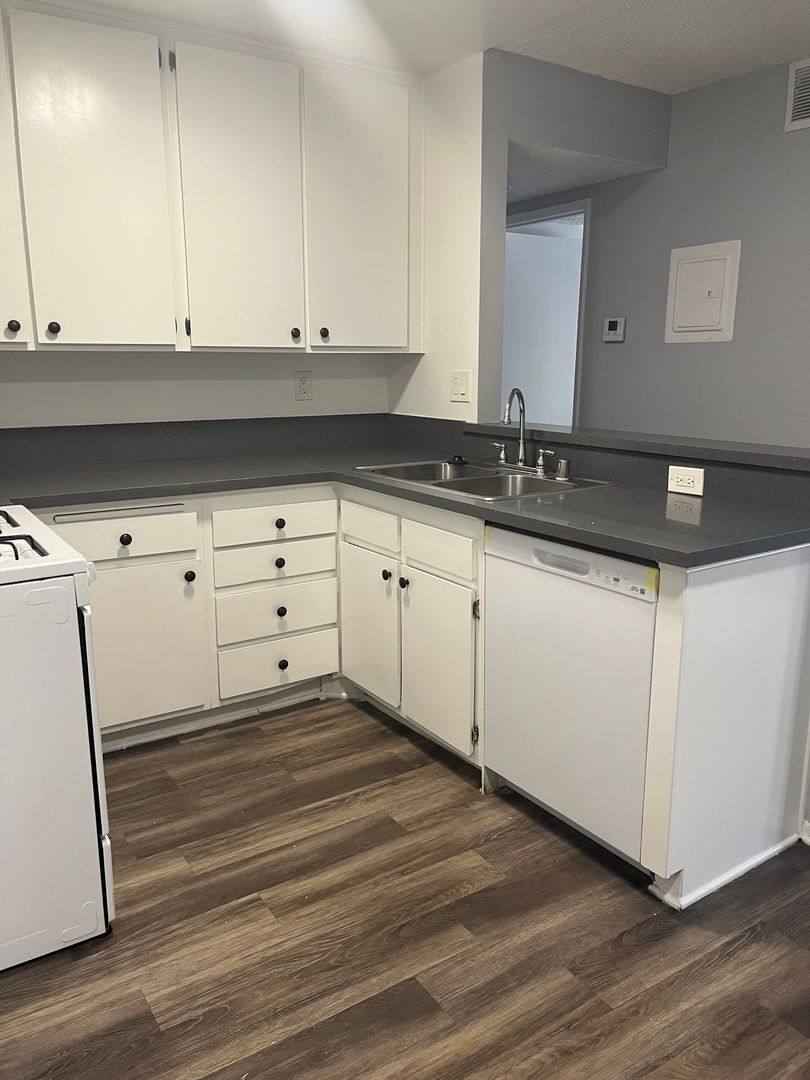 Apartment for rent at 7320 Hazeltine Ave, Van Nuys, CA 91405
