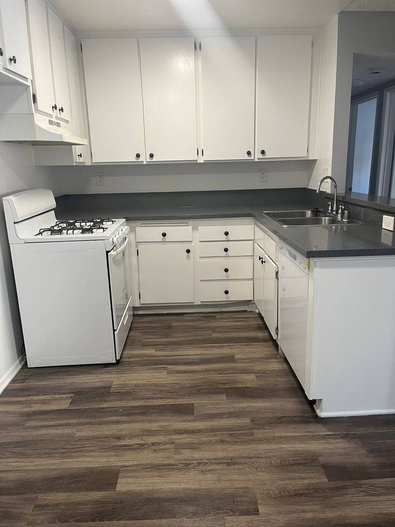 Apartment for rent at 7320 Hazeltine Ave, Van Nuys, CA 91405