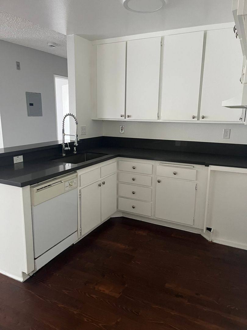 Apartment for rent at 7320 Hazeltine Ave, Van Nuys, CA 91405