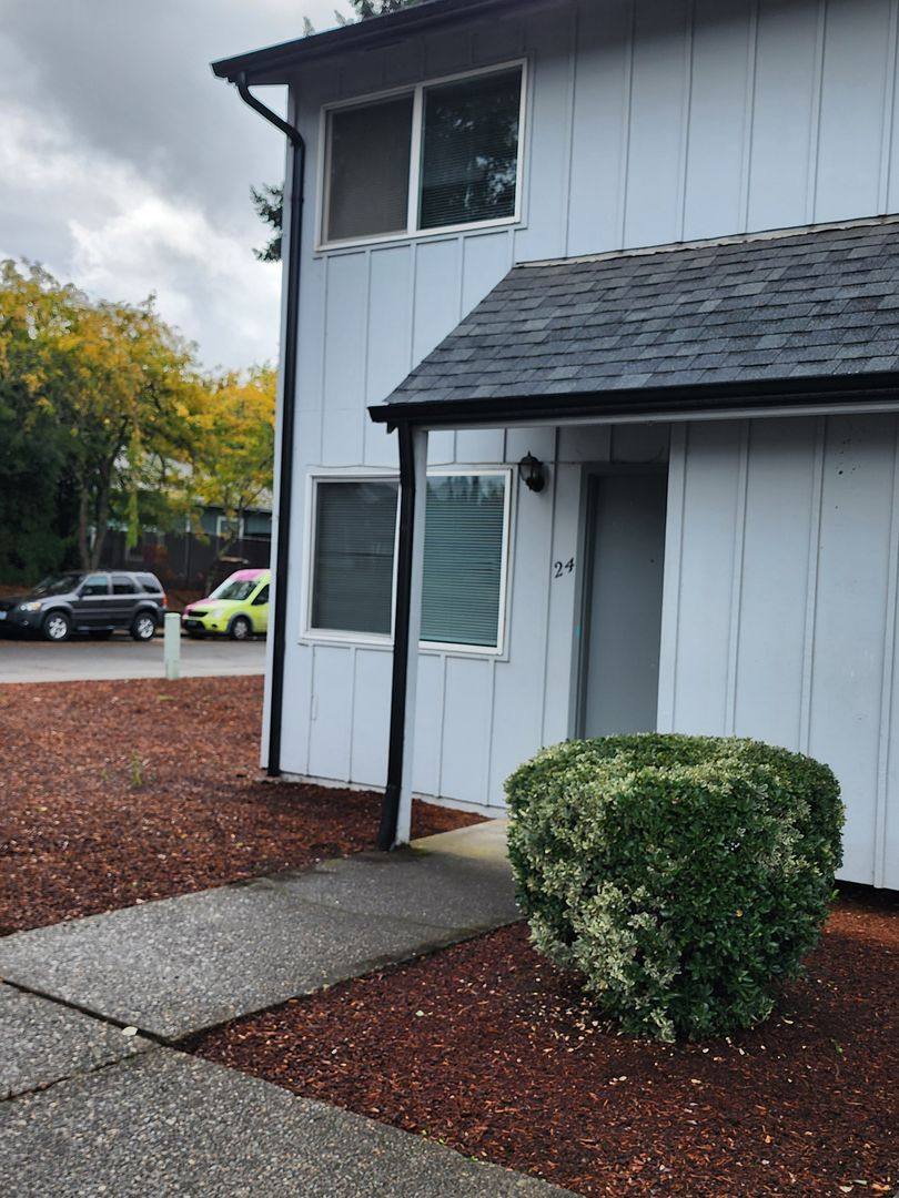 Townhouse for rent at 611 N Sitka Ave, Newberg, OR 97132