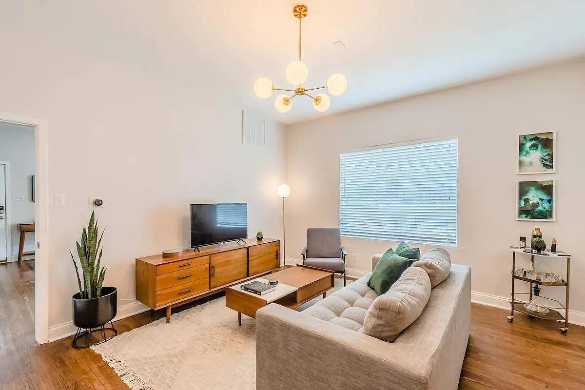 Apartment for rent at 1704 S Akard St, Dallas, TX 75215