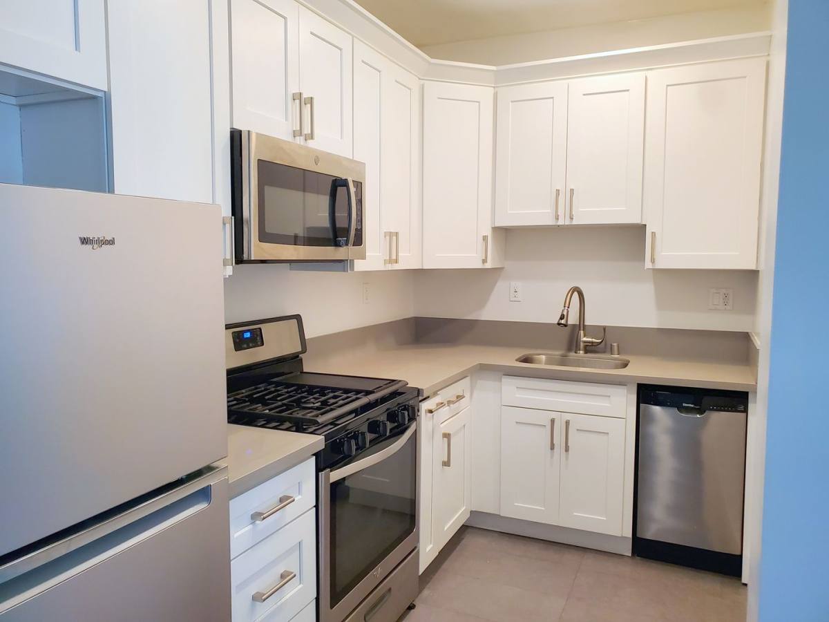 Apartment for rent at 220 E Valencia Ave, Burbank, CA 91502