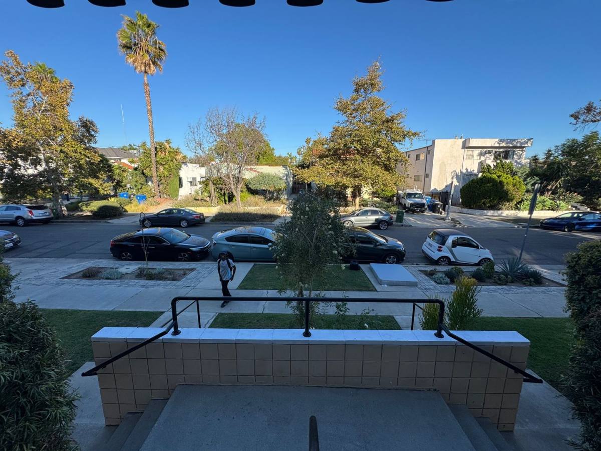 Apartment for rent at 617 N Orange Dr, Los Angeles, CA 90036