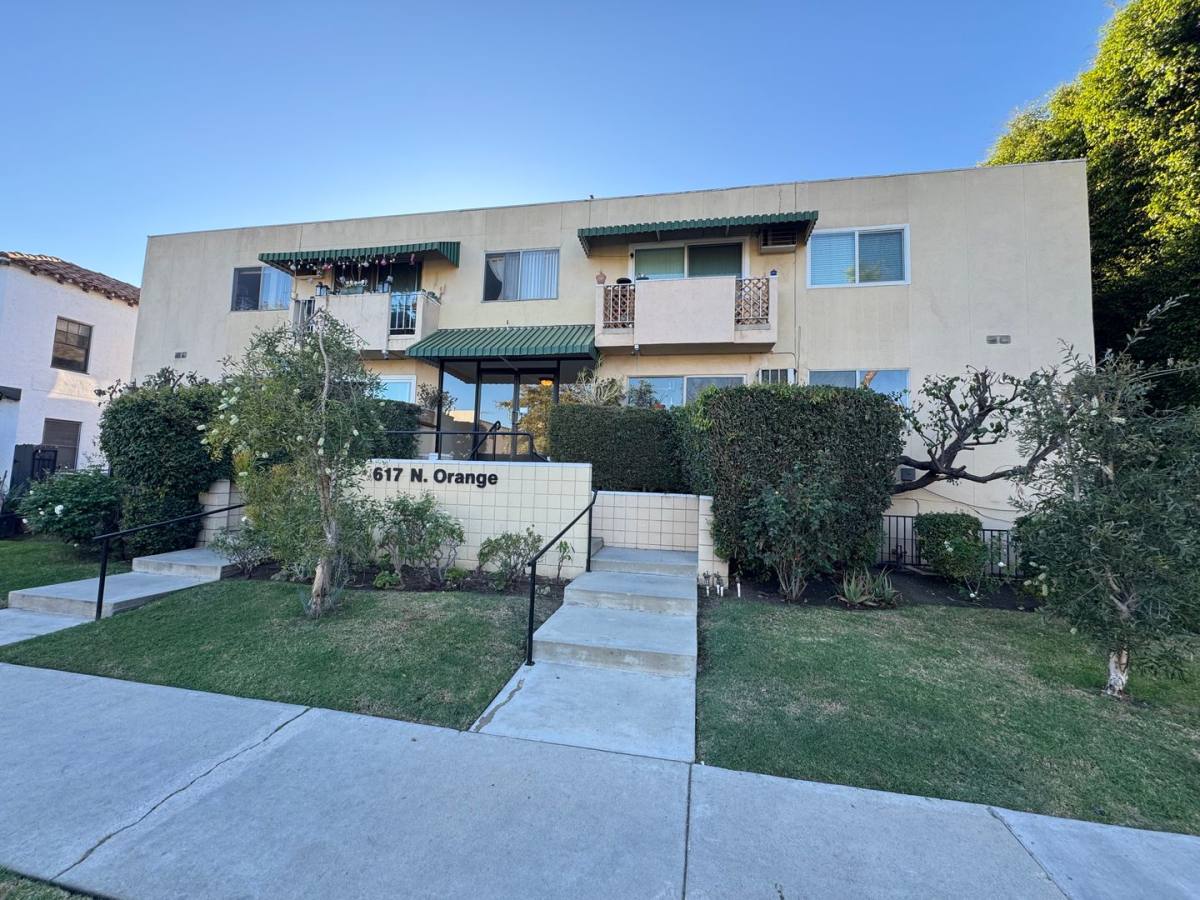 Apartment for rent at 617 N Orange Dr, Los Angeles, CA 90036