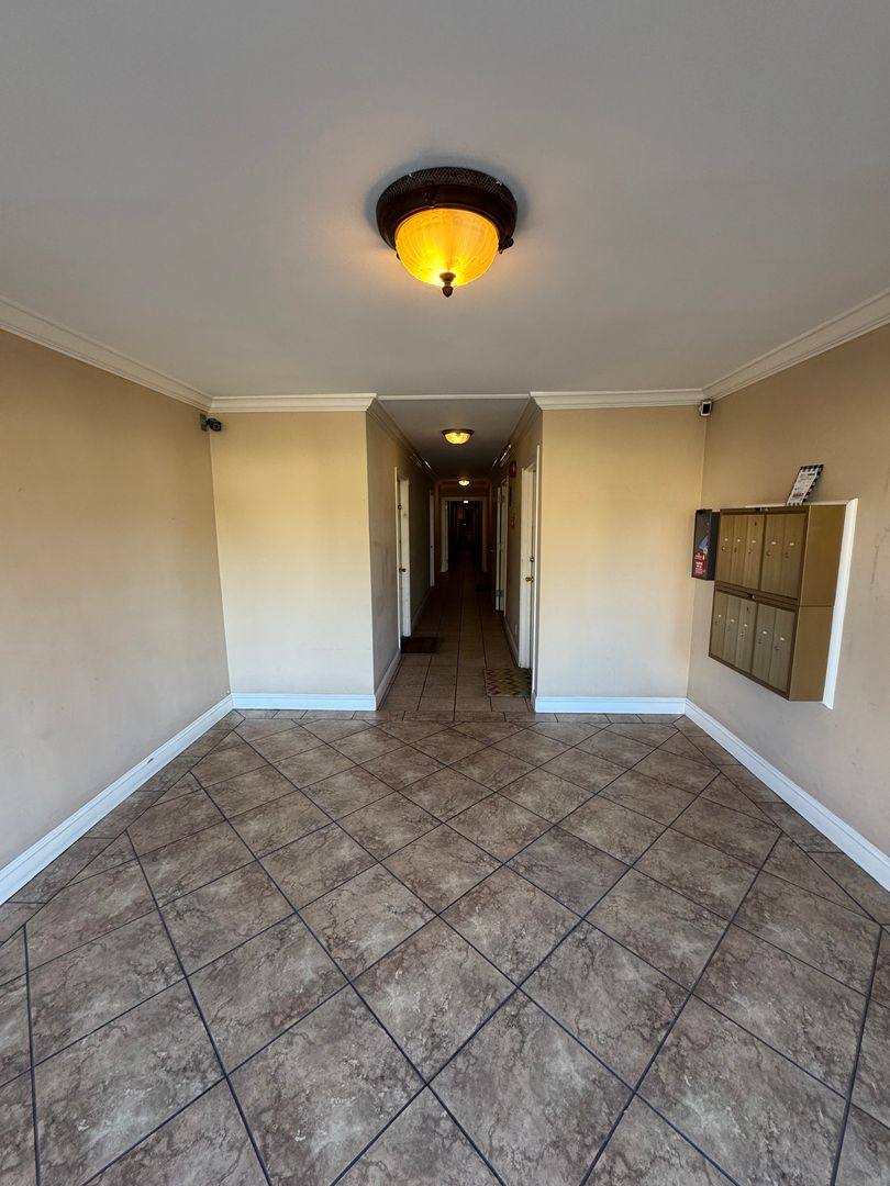 Apartment for rent at 617 N Orange Dr, Los Angeles, CA 90036