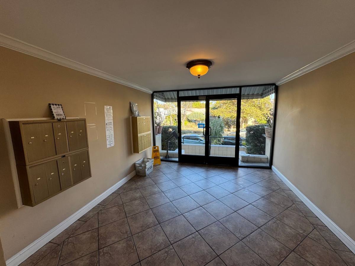 Apartment for rent at 617 N Orange Dr, Los Angeles, CA 90036