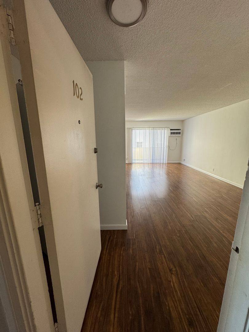 Apartment for rent at 617 N Orange Dr, Los Angeles, CA 90036