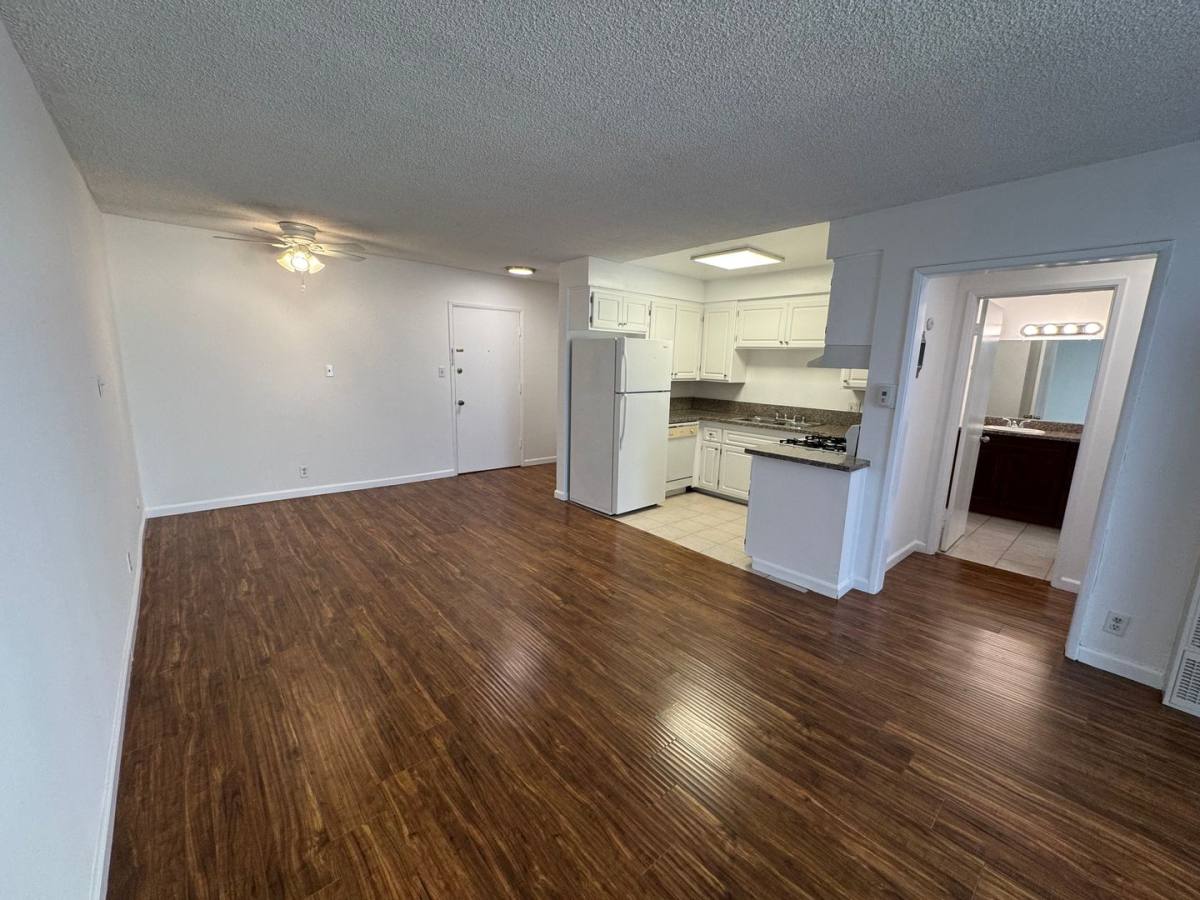 Apartment for rent at 617 N Orange Dr, Los Angeles, CA 90036