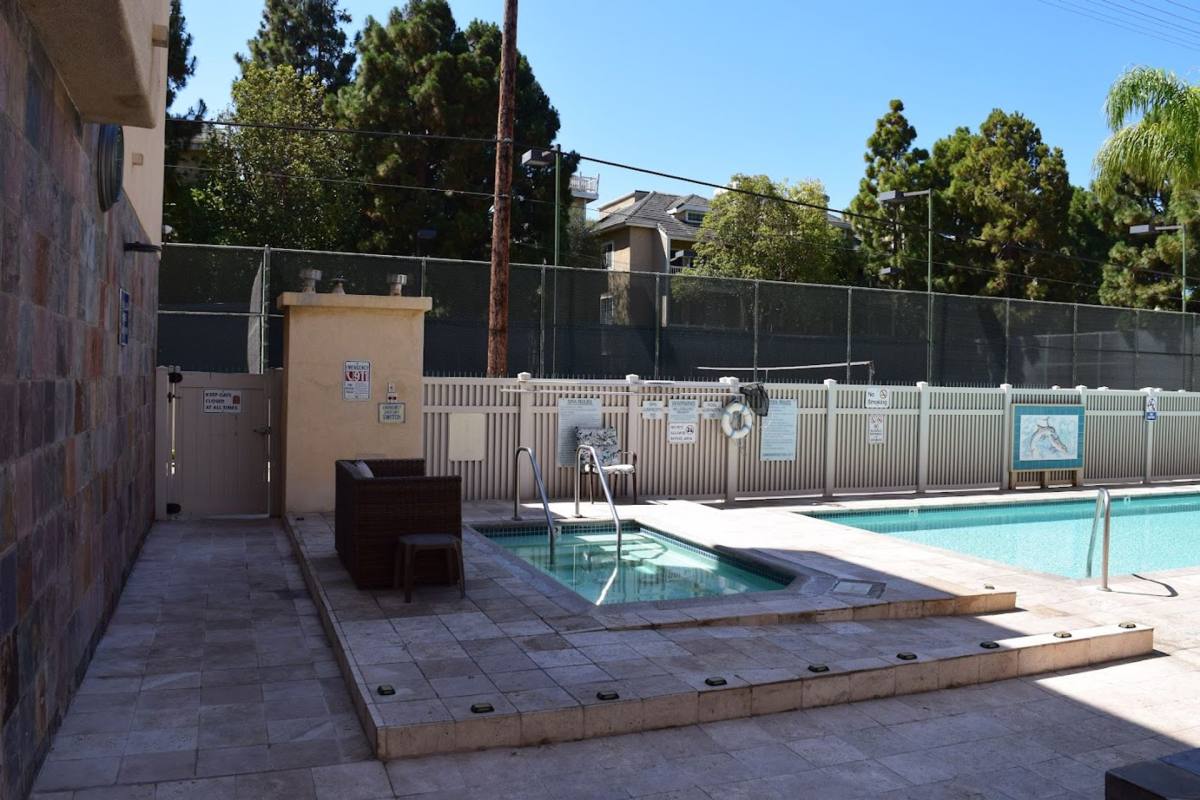 Apartment for rent at 8020 Manchester Ave, Playa Del Rey, CA 90293