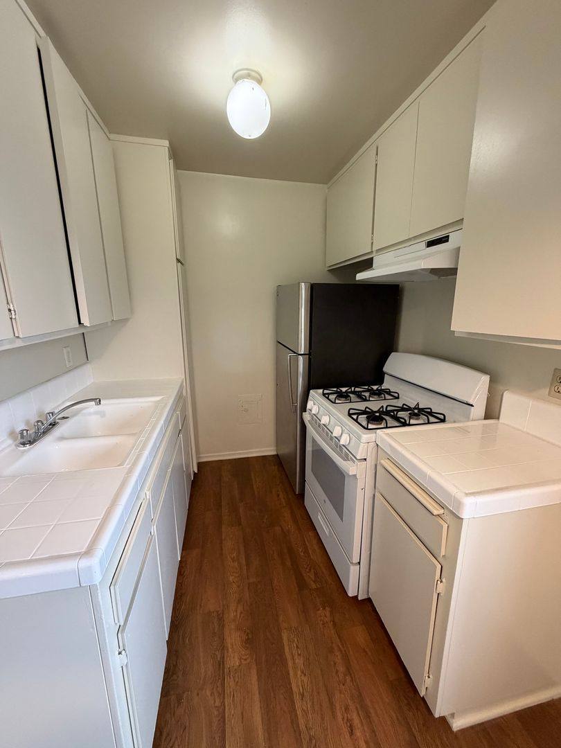 Apartment for rent at 2525 28th St, Santa Monica, CA 90405
