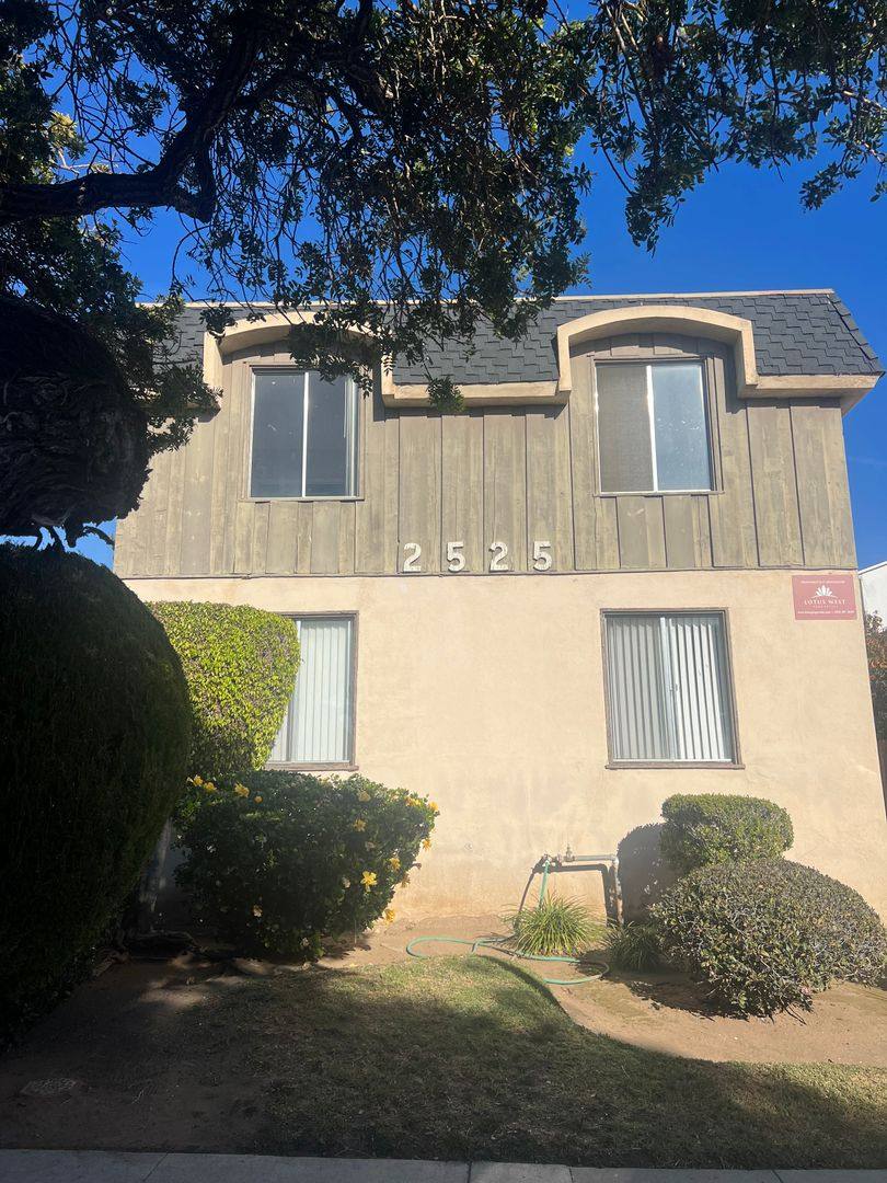 Apartment for rent at 2525 28th St, Santa Monica, CA 90405