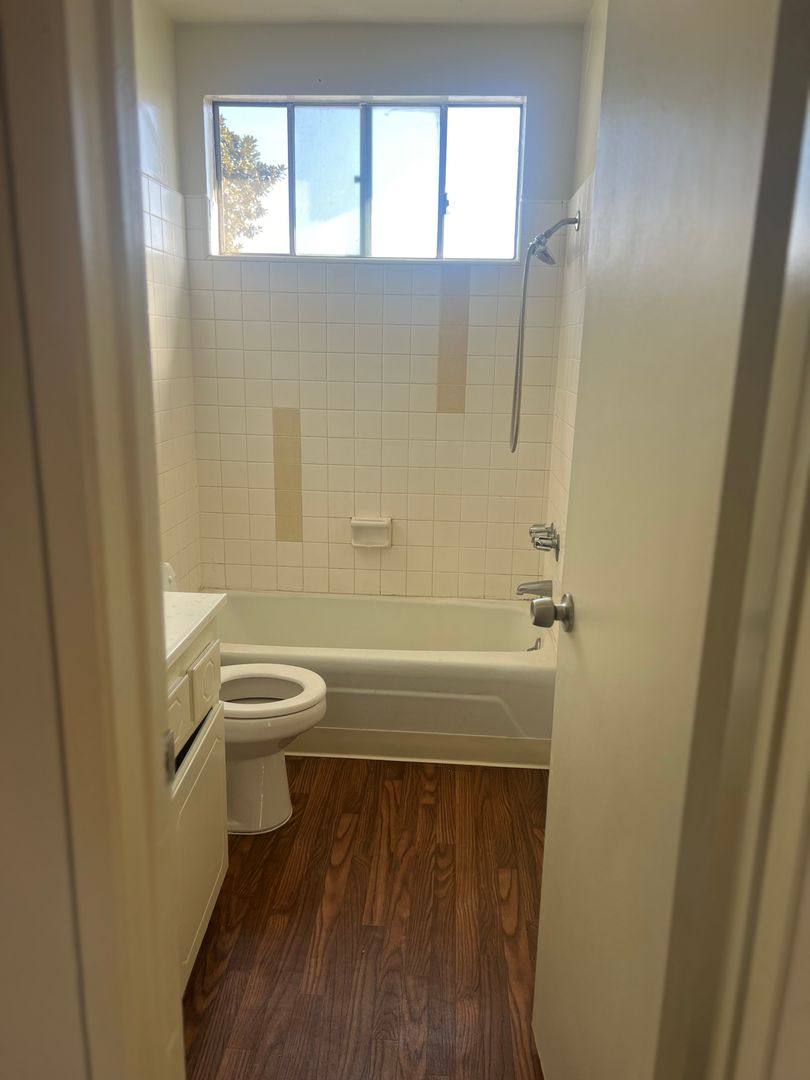 Apartment for rent at 2525 28th St, Santa Monica, CA 90405
