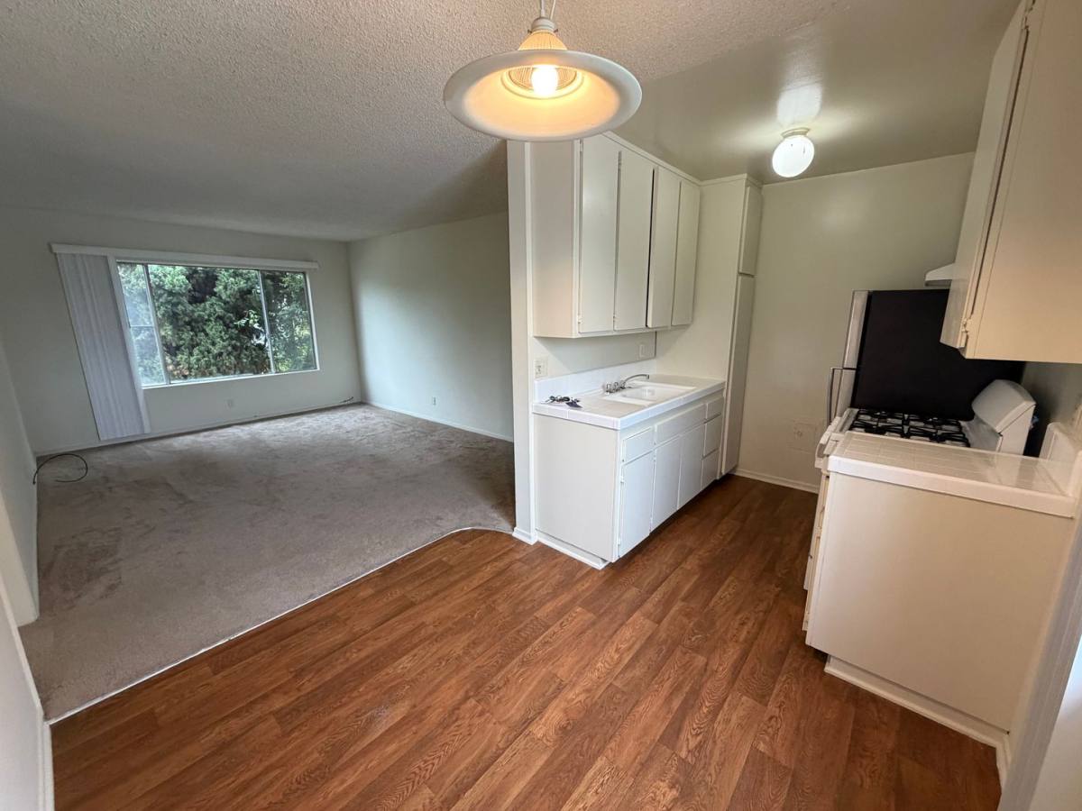 Apartment for rent at 2525 28th St, Santa Monica, CA 90405