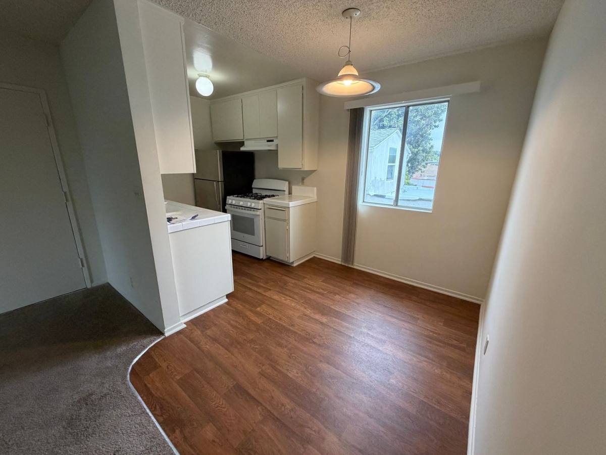 Apartment for rent at 2525 28th St, Santa Monica, CA 90405