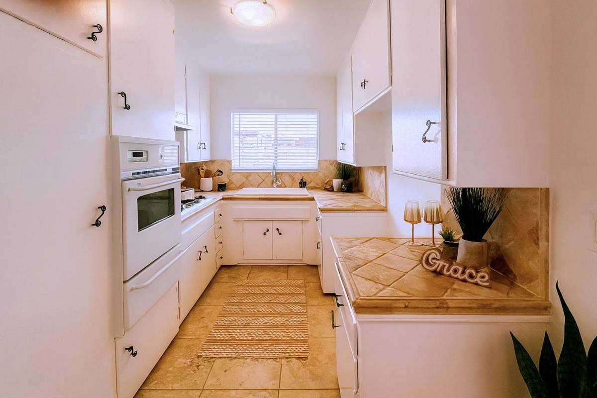 Apartment for rent at 216 S Gale Dr #G, Beverly Hills, CA 90211