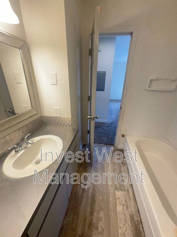 Apartment for rent at 1950 33 Ave #11, Longview, WA 98632