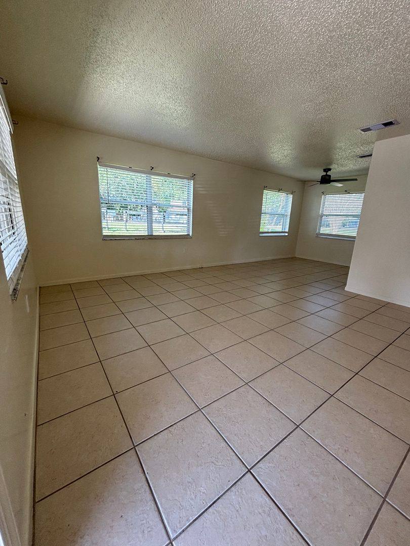 Townhouse for rent at 822 S Lone Oak Dr, Leesburg, FL 34748