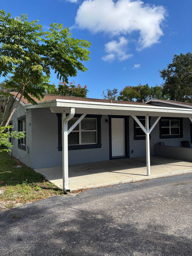 Townhouse for rent at 822 S Lone Oak Dr, Leesburg, FL 34748