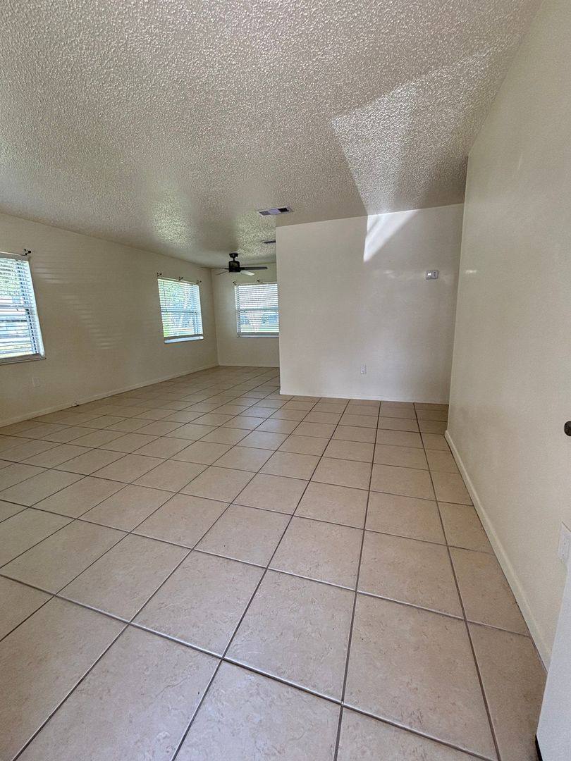 Townhouse for rent at 822 S Lone Oak Dr, Leesburg, FL 34748