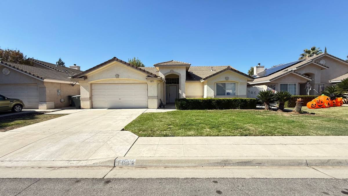 House for rent at 7631 N State St, Fresno, CA 93722