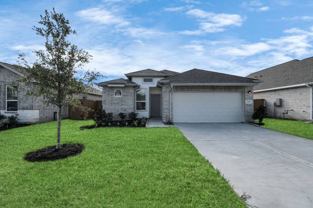 House for rent at 10538 Wildflower View Dr, Rosharon, TX 77583