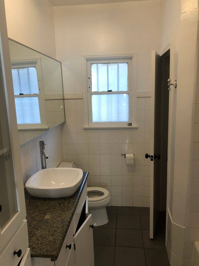 Apartment for rent at 1029 S Westmoreland Ave, Los Angeles, CA 90006
