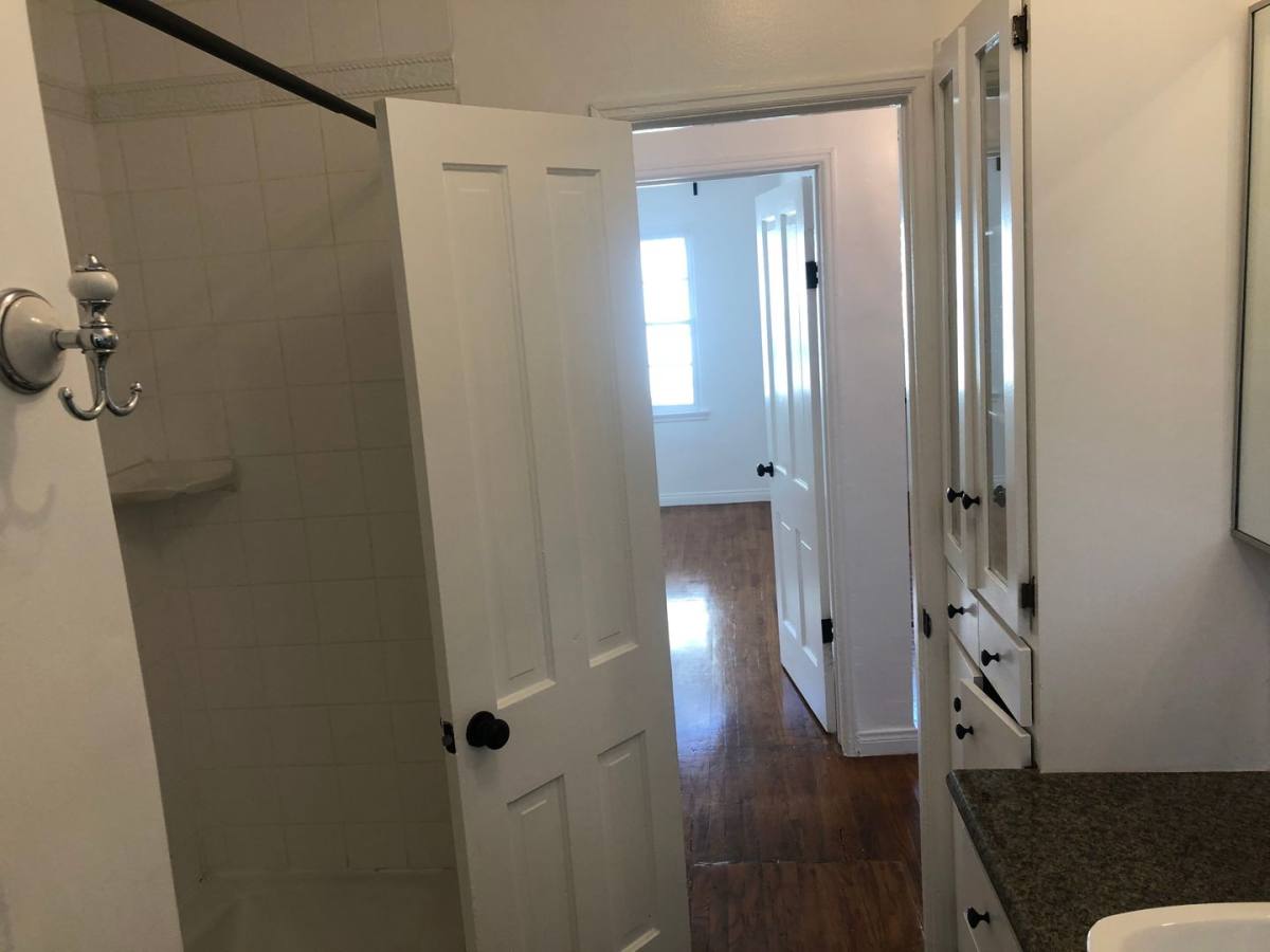 Apartment for rent at 1029 S Westmoreland Ave, Los Angeles, CA 90006