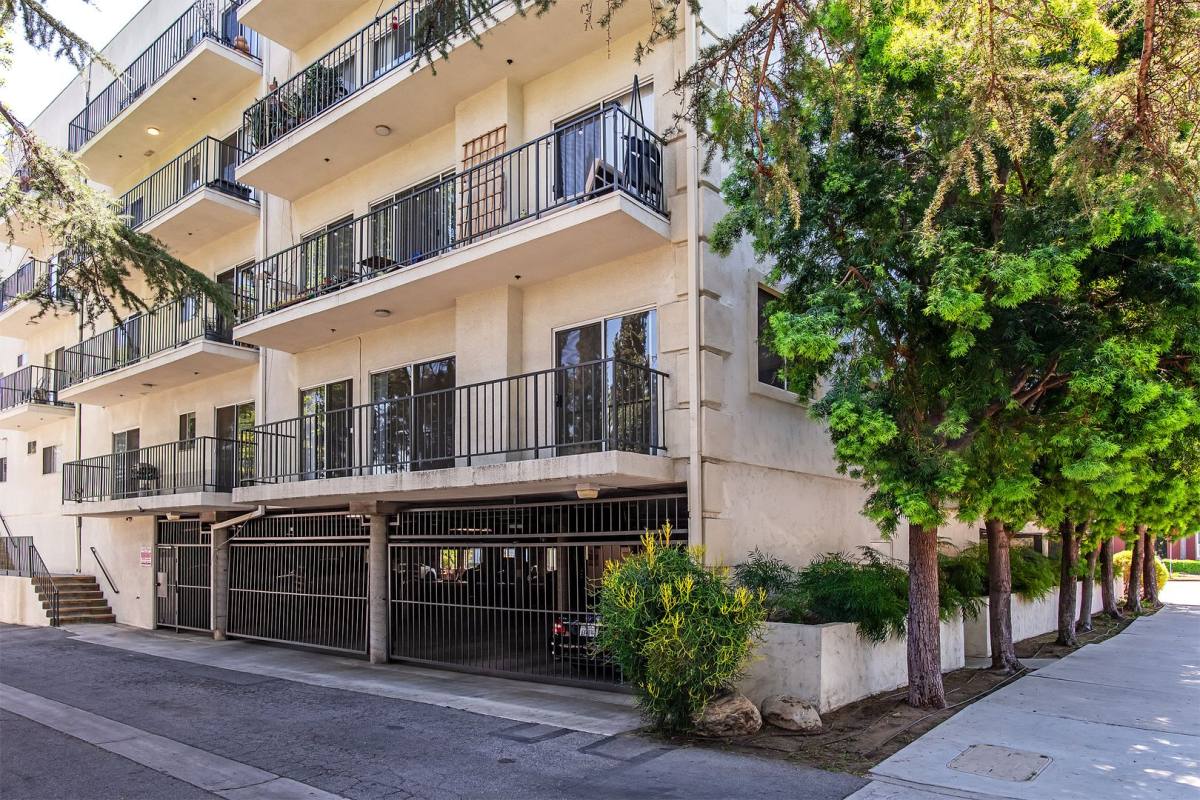 Apartment for rent at 11915 Riverside Dr, Valley Village, CA 91607