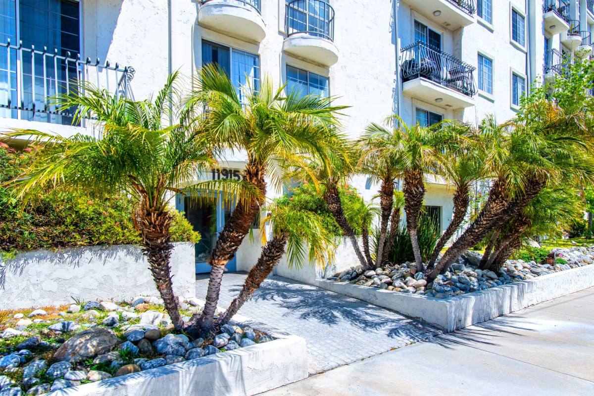 Apartment for rent at 11915 Riverside Dr, Valley Village, CA 91607