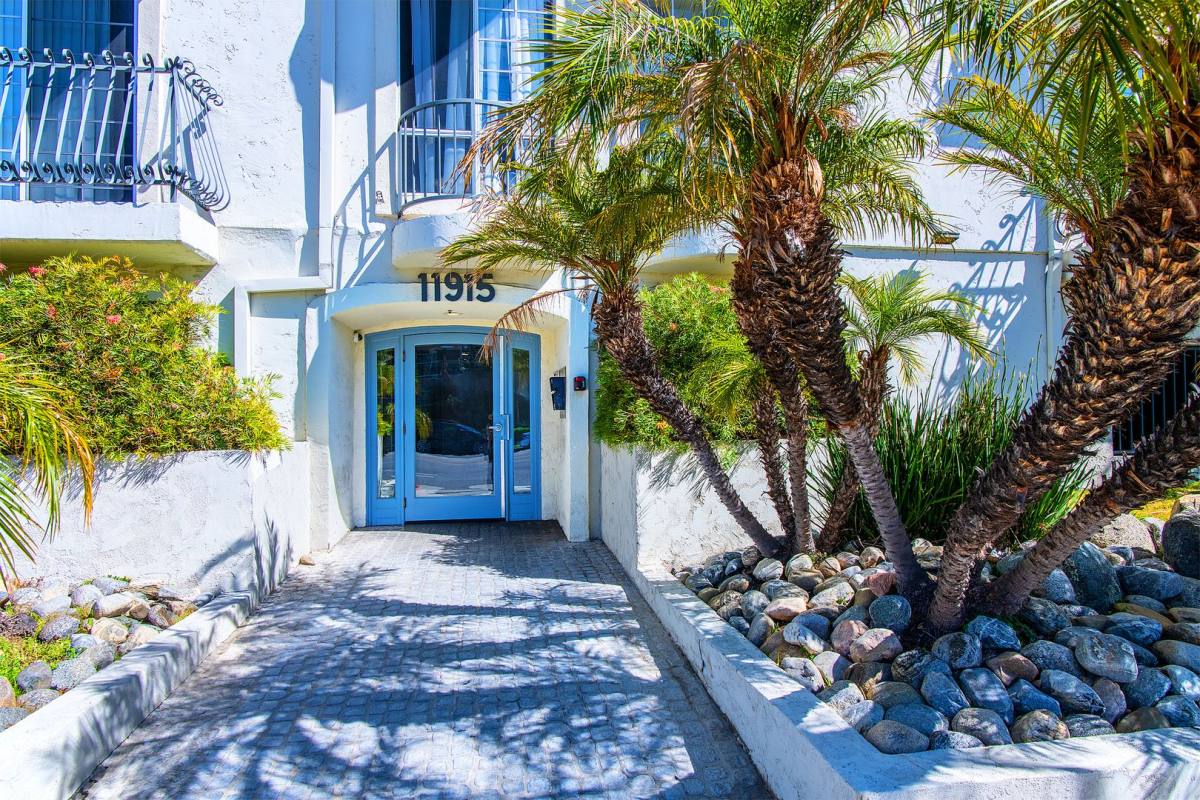 Apartment for rent at 11915 Riverside Dr, Valley Village, CA 91607