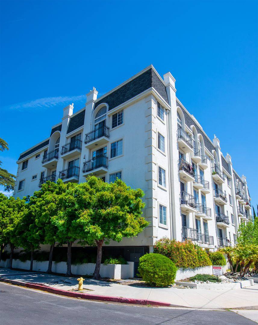 Apartment for rent at 11915 Riverside Dr, Valley Village, CA 91607