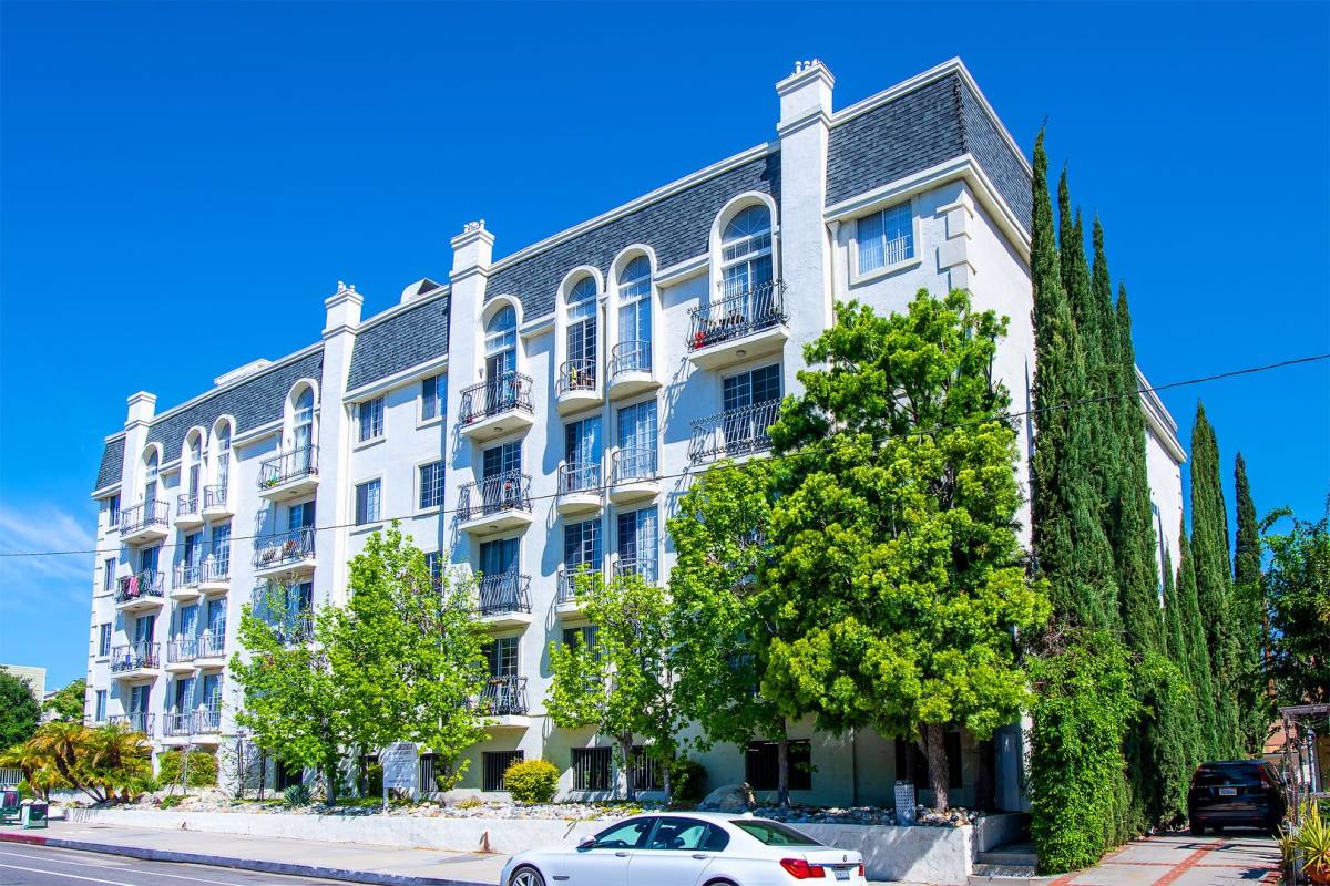 Apartment for rent at 11915 Riverside Dr, Valley Village, CA 91607