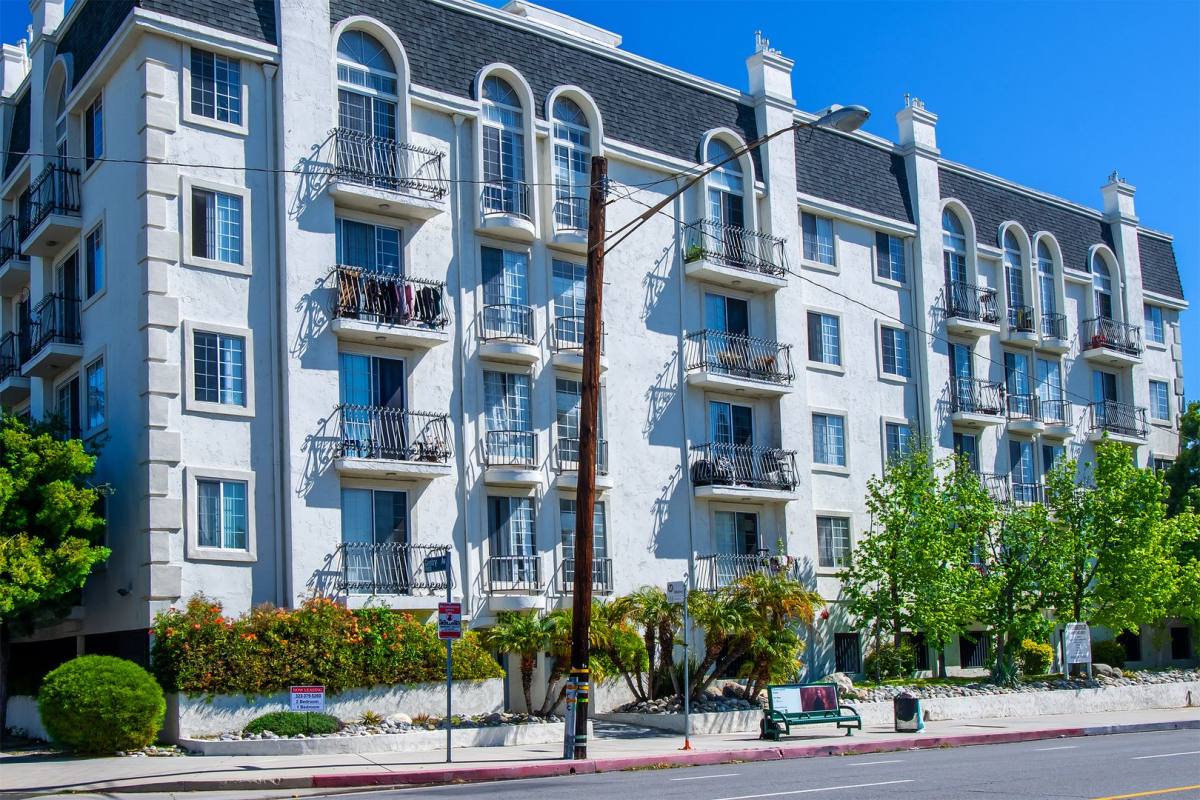 Apartment for rent at 11915 Riverside Dr, Valley Village, CA 91607