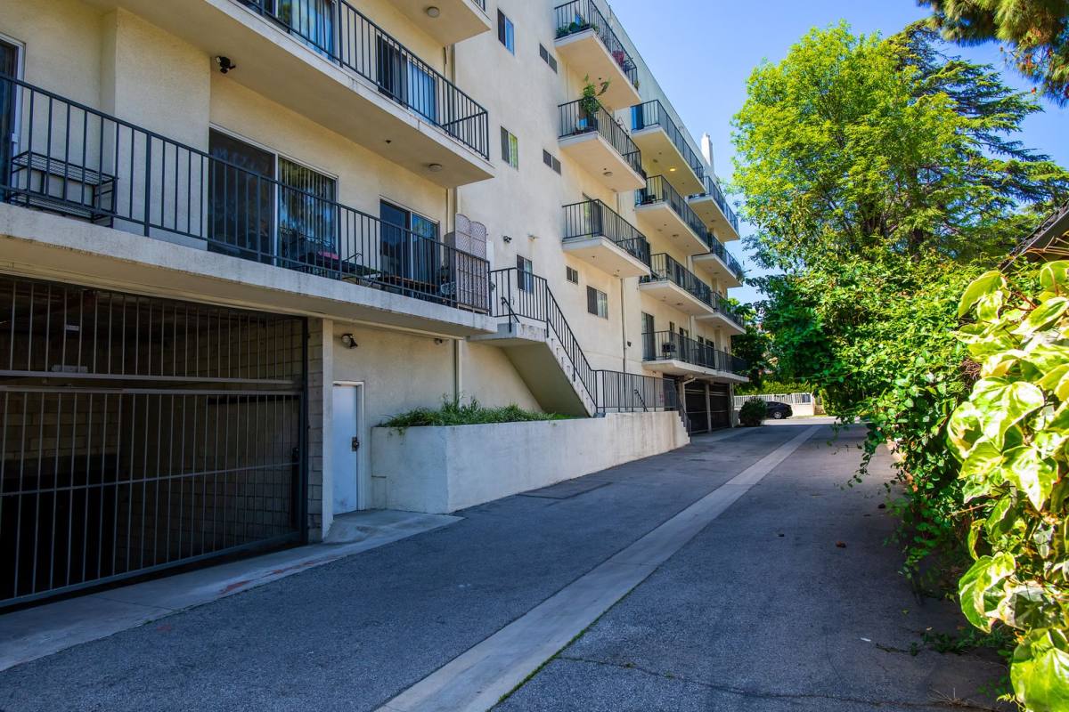 Apartment for rent at 11915 Riverside Dr, Valley Village, CA 91607