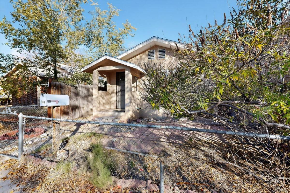 House for rent at 904 Arno St SE, Albuquerque, NM 87102