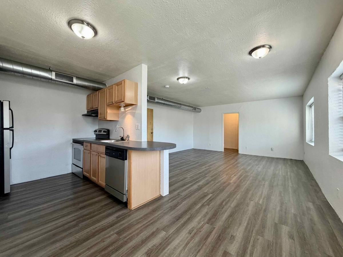 Apartment for rent at 625-629 E Armour Blvd, Kansas City, MO 64109