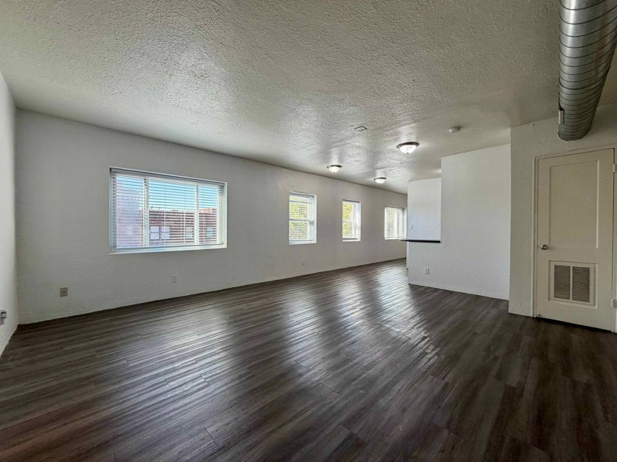 Apartment for rent at 625-629 E Armour Blvd, Kansas City, MO 64109