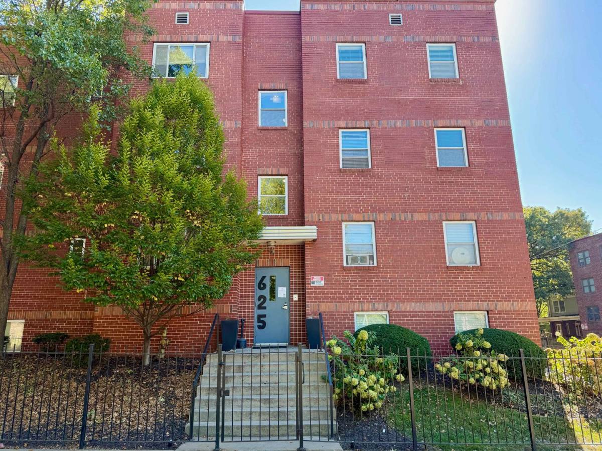 Apartment for rent at 625-629 E Armour Blvd, Kansas City, MO 64109