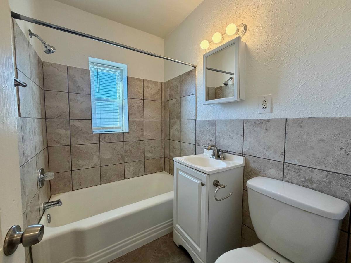 Apartment for rent at 625-629 E Armour Blvd, Kansas City, MO 64109