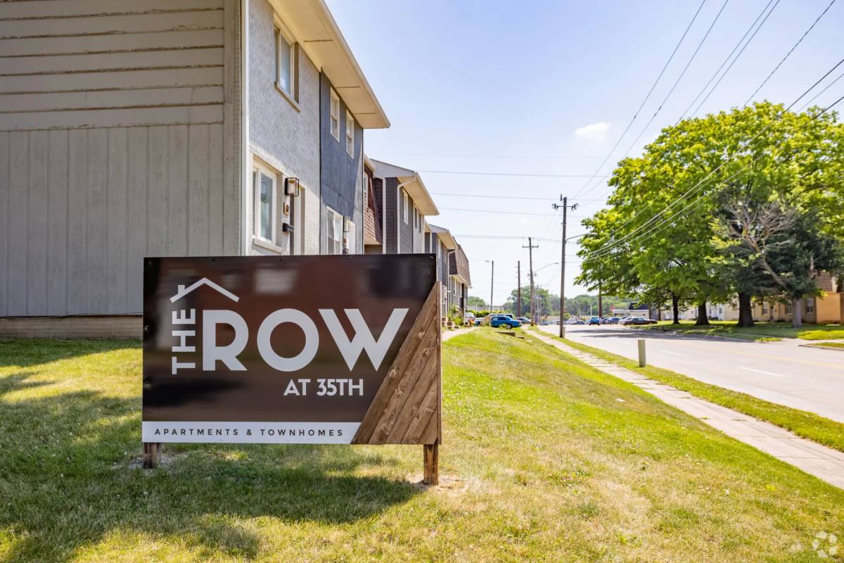 Townhouse for rent at 102-148 35th St, Davenport, IA 52806