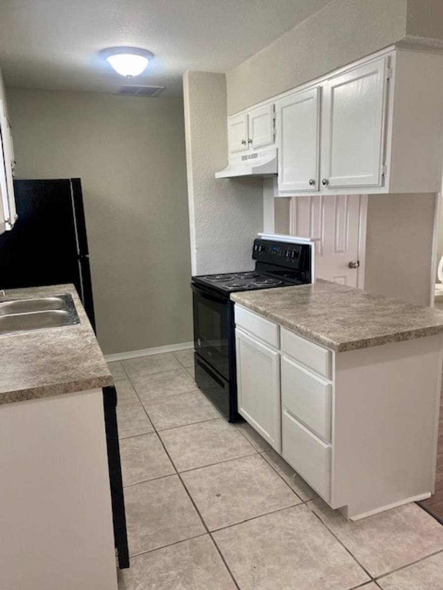 Townhouse for rent at 6100 Macarthur Park Lane, Oklahoma City, OK 73127