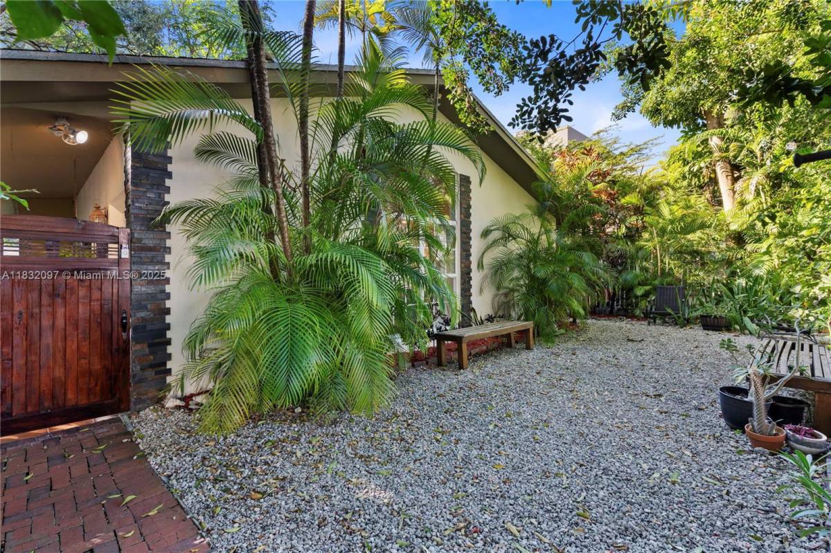 House for rent at 2900 Whitehead St, Miami, FL 33133