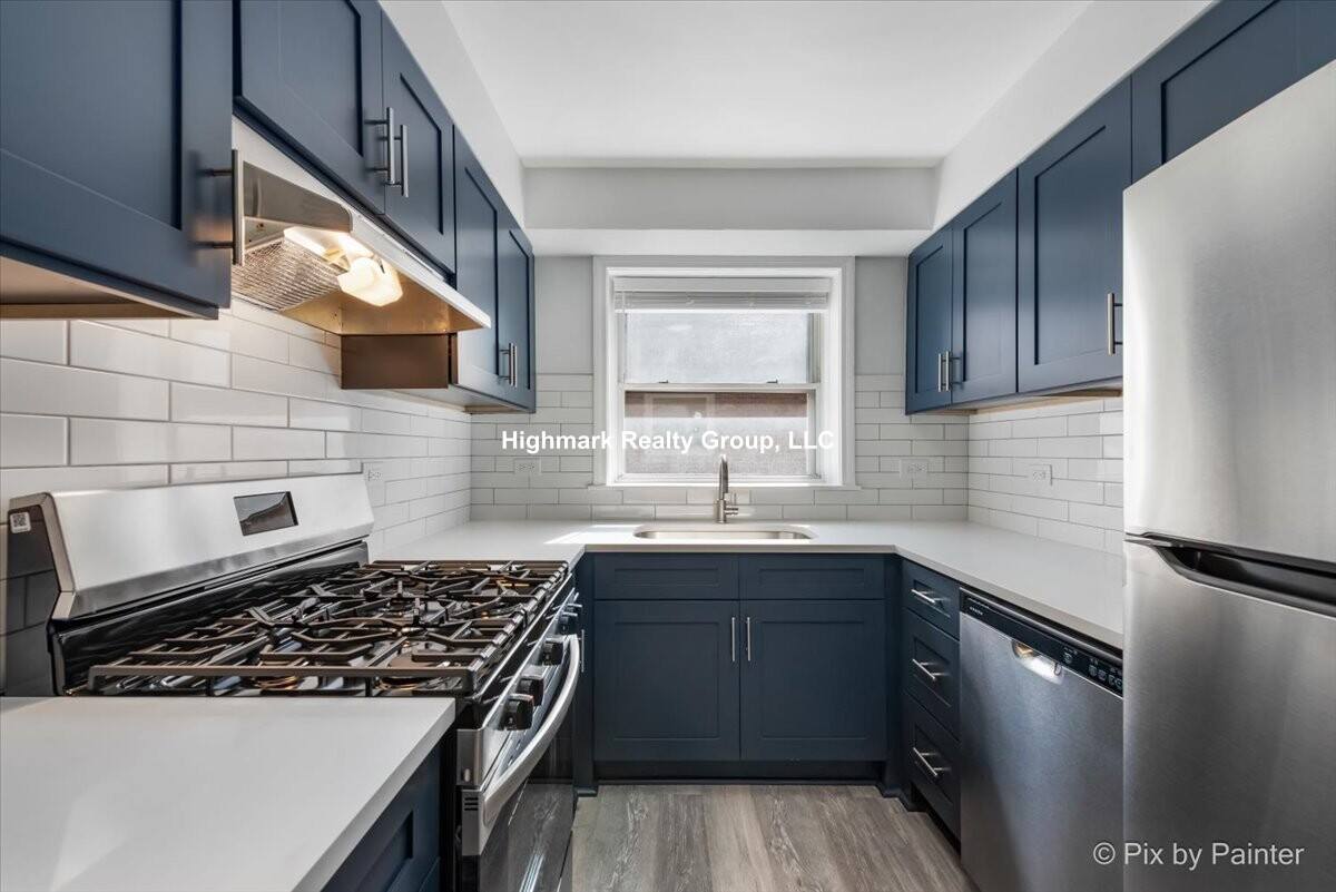 Apartment for rent at 2715 W Berwyn Ave #2A, Chicago, IL 60625