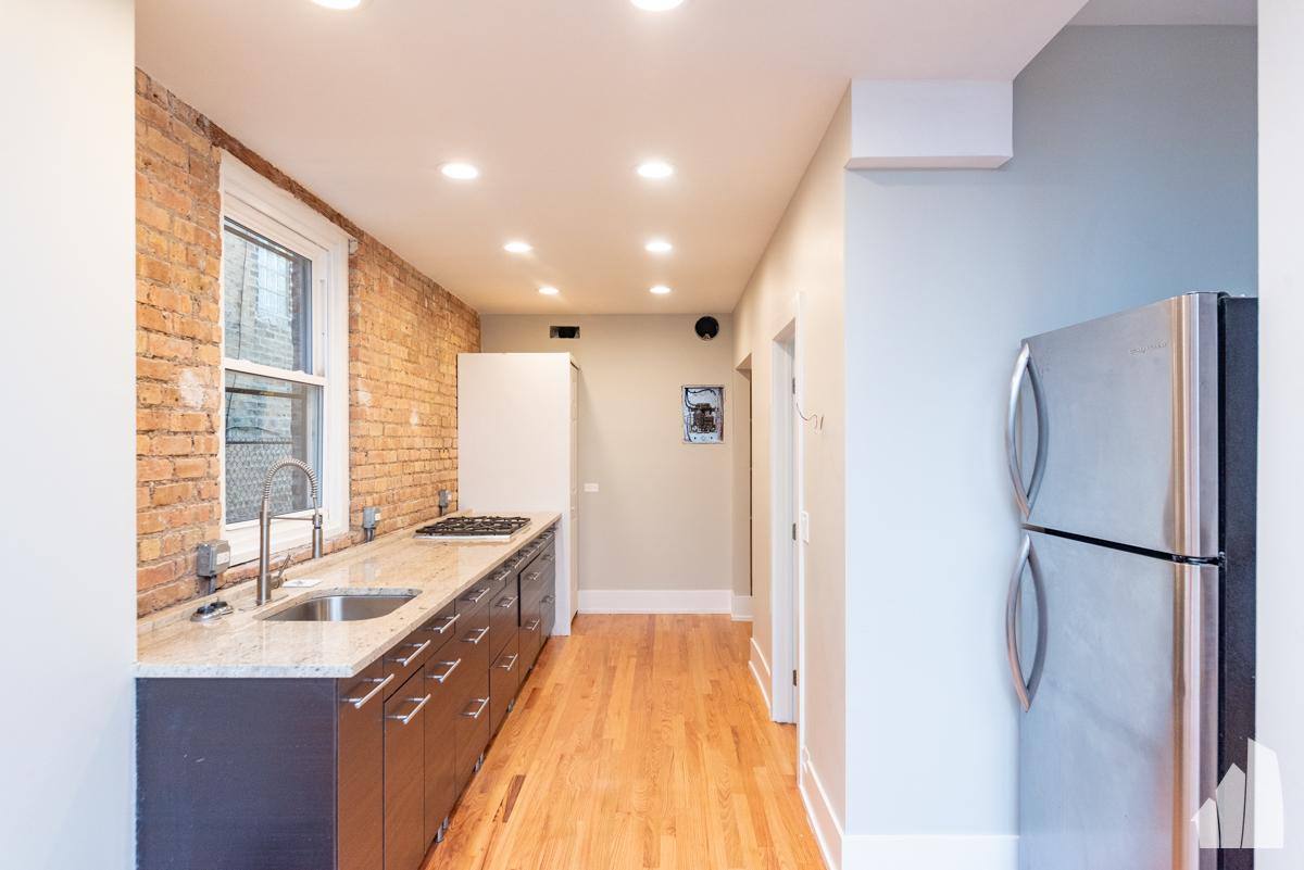 Apartment for rent at 1122 W Addison St, Chicago, IL 60613