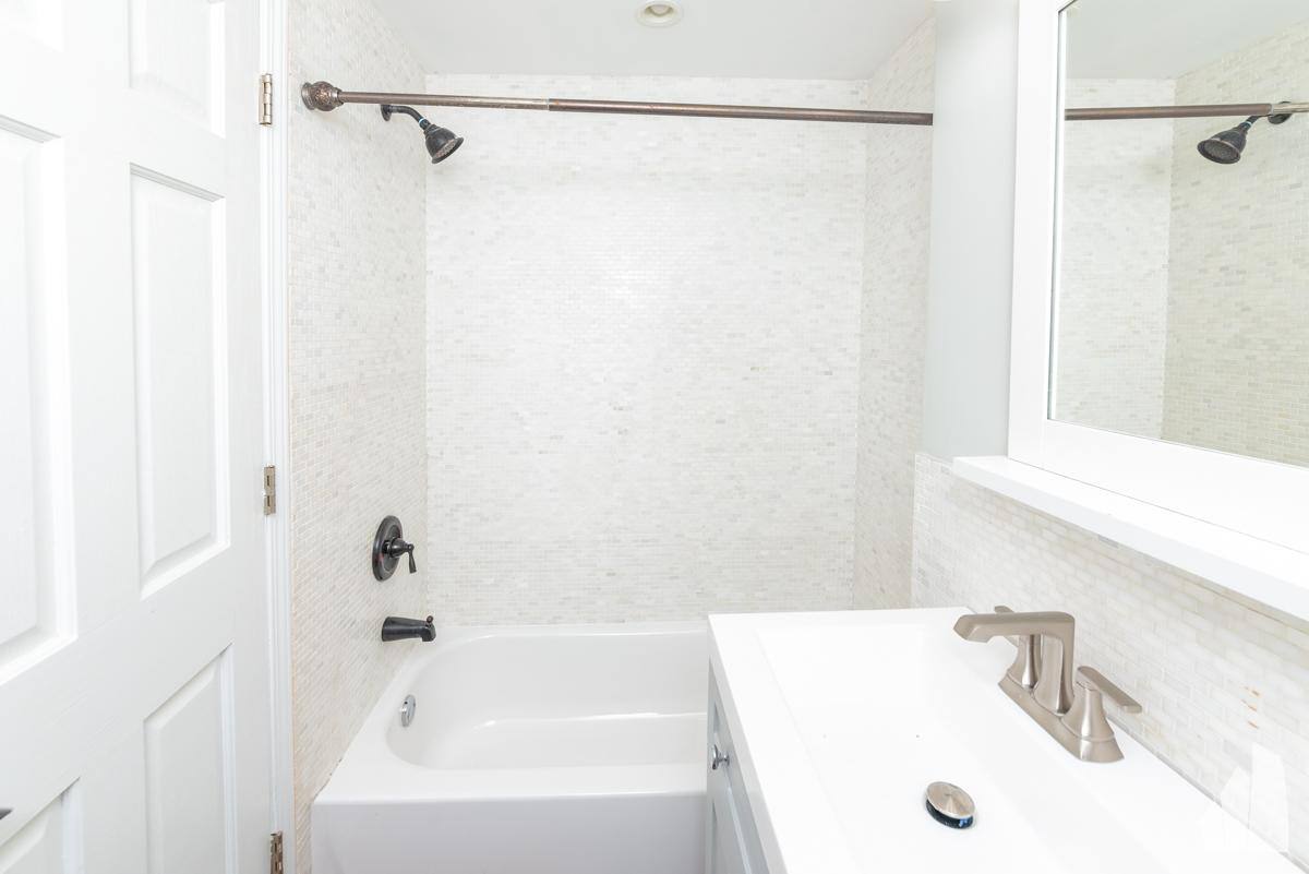 Apartment for rent at 1122 W Addison St, Chicago, IL 60613